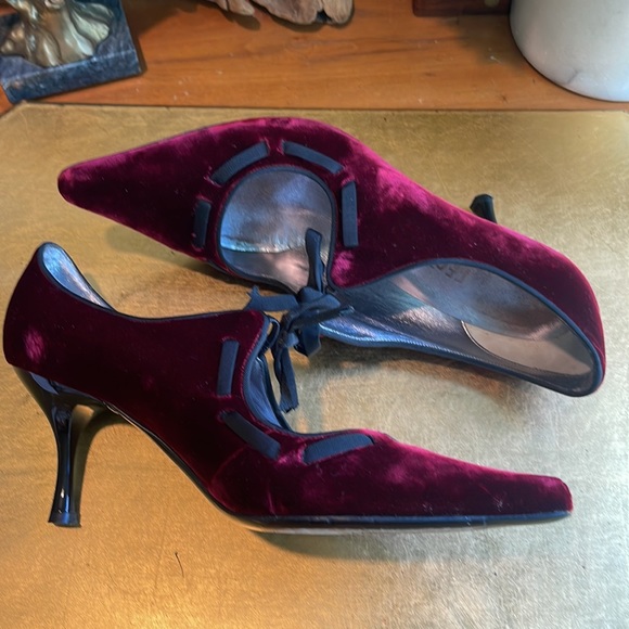 RARE! Salvatore Ferragamo Lace-Up Crushed Velvet Pumps - Picture 7 of 16